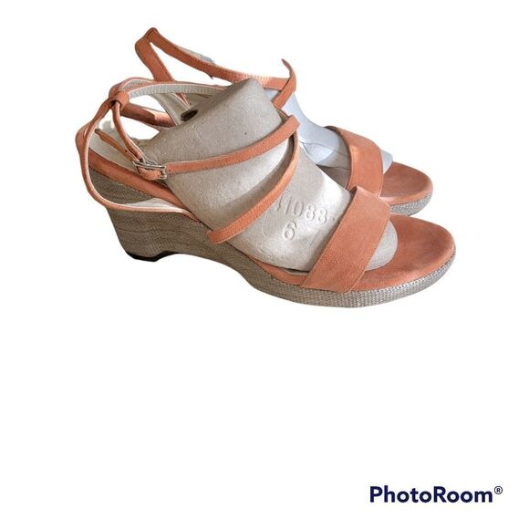 Marchez Vous by Yeardley Smith Wedge Sandals. Size 8. - Picture 1 of 10